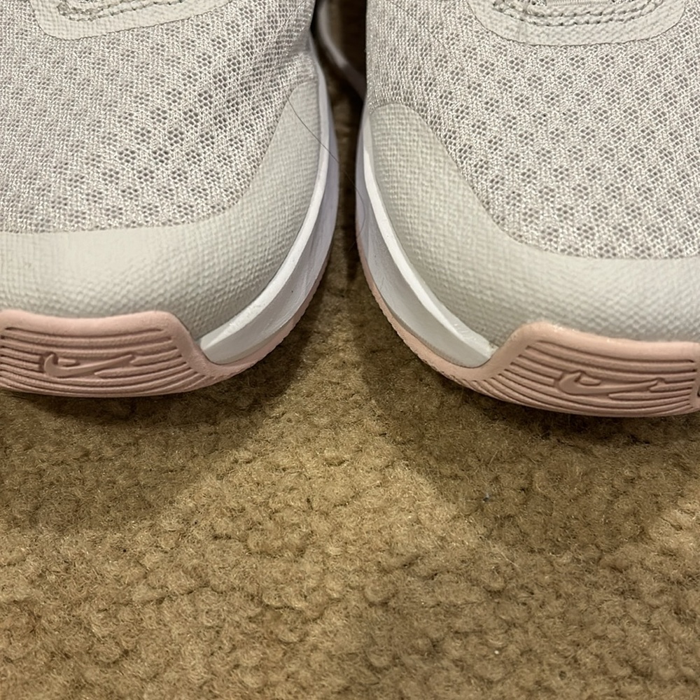 Nike - Picture 3 of 7